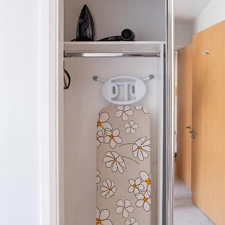 Apartment Prime Area, Stylish 2 - Bed, Netflix, Games & Parking