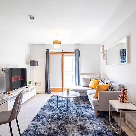 Prime Area, Stylish 2 - Bed, Netflix, Games & Parking Apartment